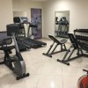 Palestra con attrezzi e specchi.