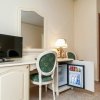 Scrivania con TV e mini frigo.