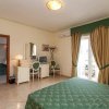 Camera d'albergo con letto e bagno.