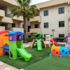 Area giochi per bambini con scivoli colorati.
