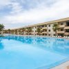 Grande piscina all'aperto con sedie a sdraio.