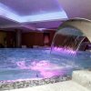Spa con getto d'acqua e illuminazione soffusa.