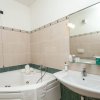 Bagno con vasca idromassaggio e lavandino.