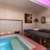 Sala benessere con piscina e lettini.