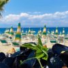 Vista mare da spiaggia con piatto di cozze.