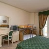 Camera con letto matrimoniale e lettini.