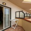Balcone con tavolino pieghevole.