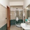 Bagno con box doccia e lavabo.