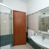Bagno con doccia e ampio specchio.