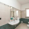 Bagno con vasca, specchio e bidet.