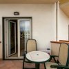 Balcone con tavolo e sedie.