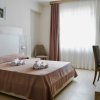 Camera da letto con letto matrimoniale e asciugamani piegati.