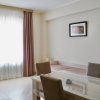 Camera con tavolo, sedie, letto singolo e finestra.