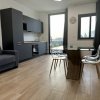 Interno moderno con cucina, tavolo e sedie trasparenti.