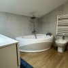 Bagno moderno con vasca angolare, doccia e bidet.