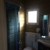 Bagno con doccia e finestra chiusa.