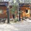 Bungalow con tavoli da picnic all'esterno.