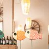 Pesci decorativi con lampade sospese.