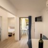 Interno moderno e luminoso, con tavolo e bottiglia di vino.