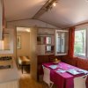 Interno di una casa mobile con cucina e tavolo apparecchiato.