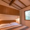 Camera con un letto matrimoniale, armadi di legno e una finestra.