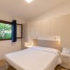 Camera da letto con letto matrimoniale e finestra.