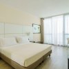 Camera d'hotel moderna con letto matrimoniale.