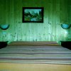 Letto matrimoniale in legno con quadro sopra.