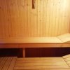 Interno di sauna in legno vuota.
