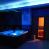Piscina con luci colorate e sauna.