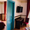Camera d'albergo con letto, scrivania e TV.