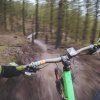 Vista da ciclista su sentiero nel bosco.