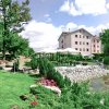 Giardino verde con edificio e gazebo.