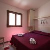 Camera con letto matrimoniale e finestre.