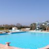 Una grande piscina con scivoli e un cielo blu.