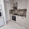Cucina moderna con piastrelle colorate e mobili chiari.