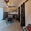 Un interno di cabina con cucina, tavolo e porte di legno scuro.
