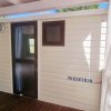Una casa mobile con porta e finestra, con scritto 