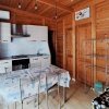Cucina in legno con tavolo apparecchiato e sedie.