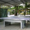 Tavoli da ping pong all'aperto sotto una tettoia.