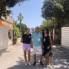 Tre persone davanti all'ingresso del camping.